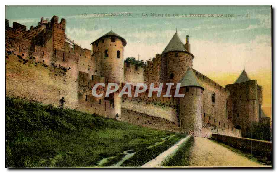 CPA Carcassonne la Montee De La Porte De l'Aude