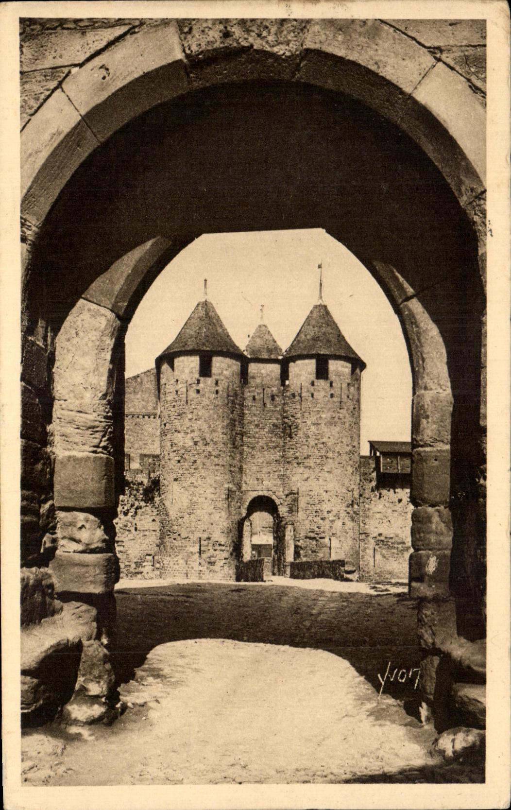 CPA Carcassonne la Cite Entree du Chateau