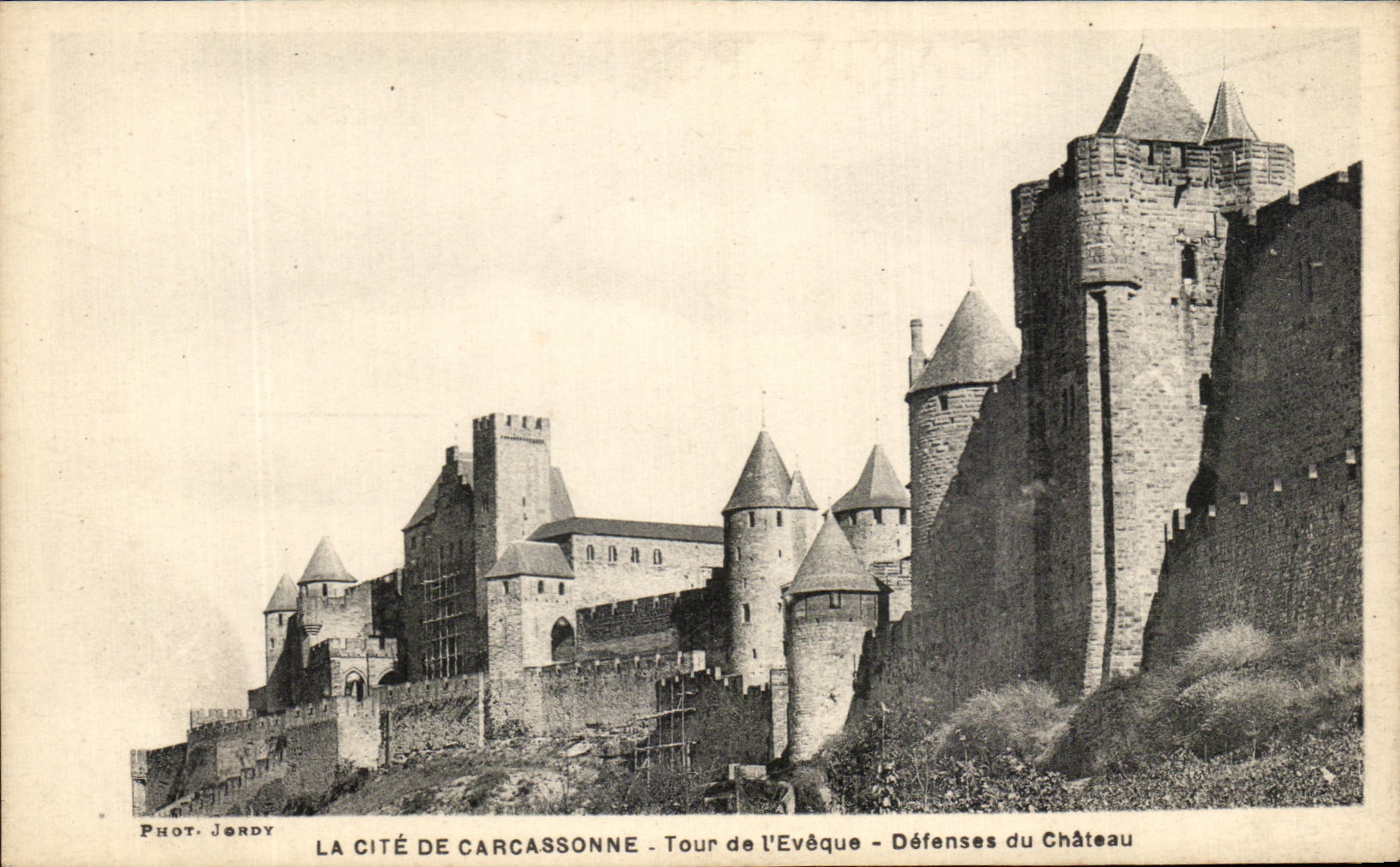 CPA la Cite De Carcassonne Tour de L'Eveque Defenses du Chateau