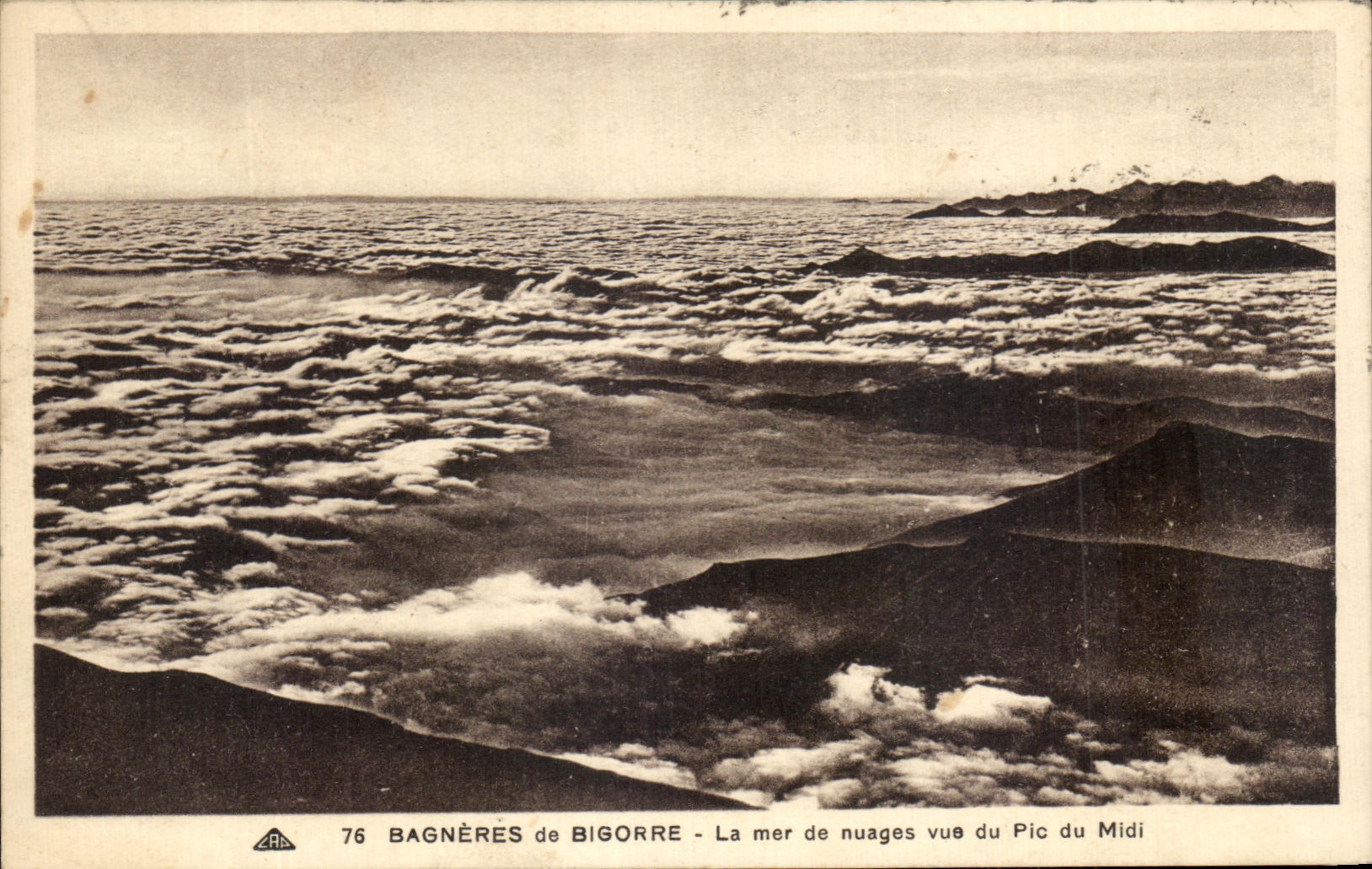Bagnères-de-Bigorre — La mer de nuages vue du Pic du Midi — Éditeur C.P. des Arts, n° 76