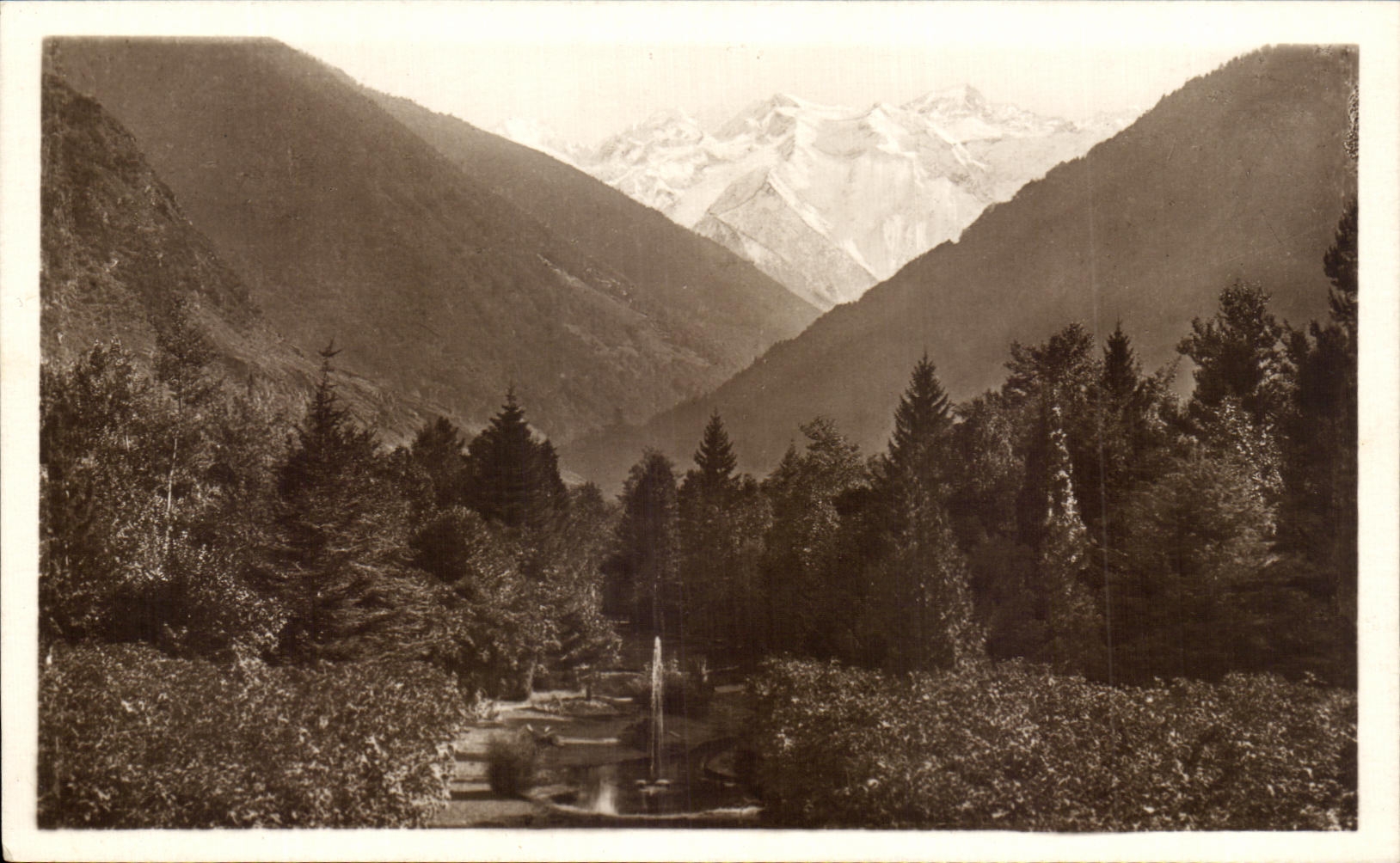 Luchon — Vue du parc du casino et du port de Vénasque — Correspondance