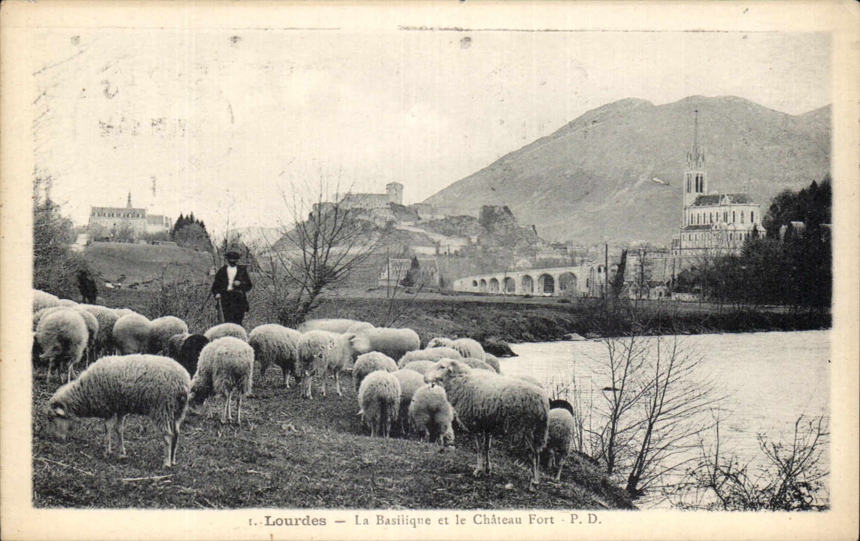 CPA Lourdes La Basilique et le Chateau Fort Berger et moutons 