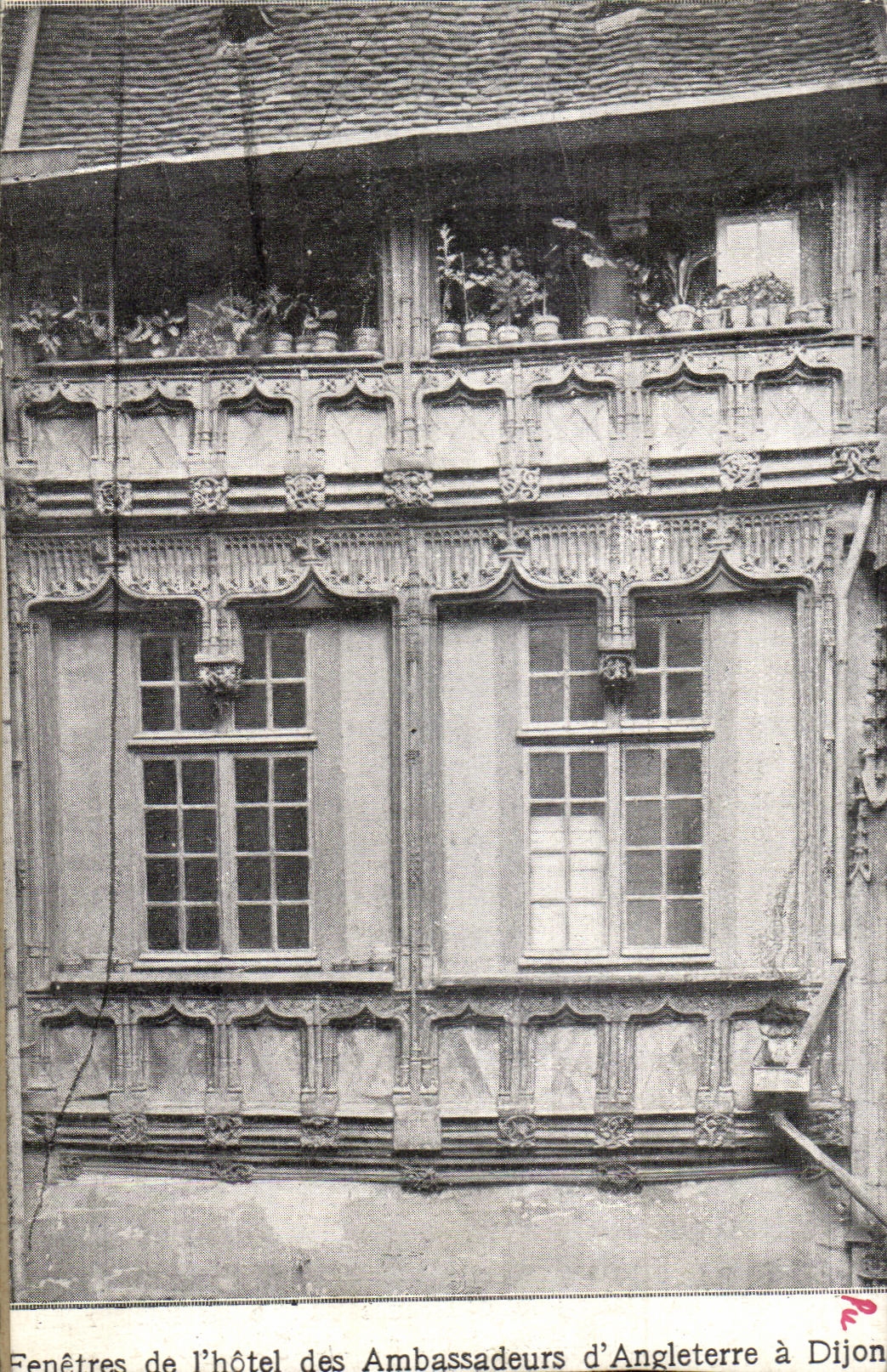 CPA Fenetres de I'hotel des Ambassadeurs d'Angleterre a Dijon