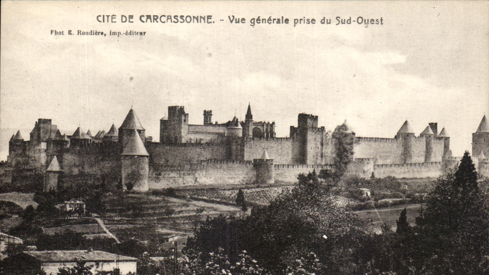 Cité de Carcassonne — Vue générale prise du Sud-Ouest — Phot. E. Roudière, imp.-éditeur