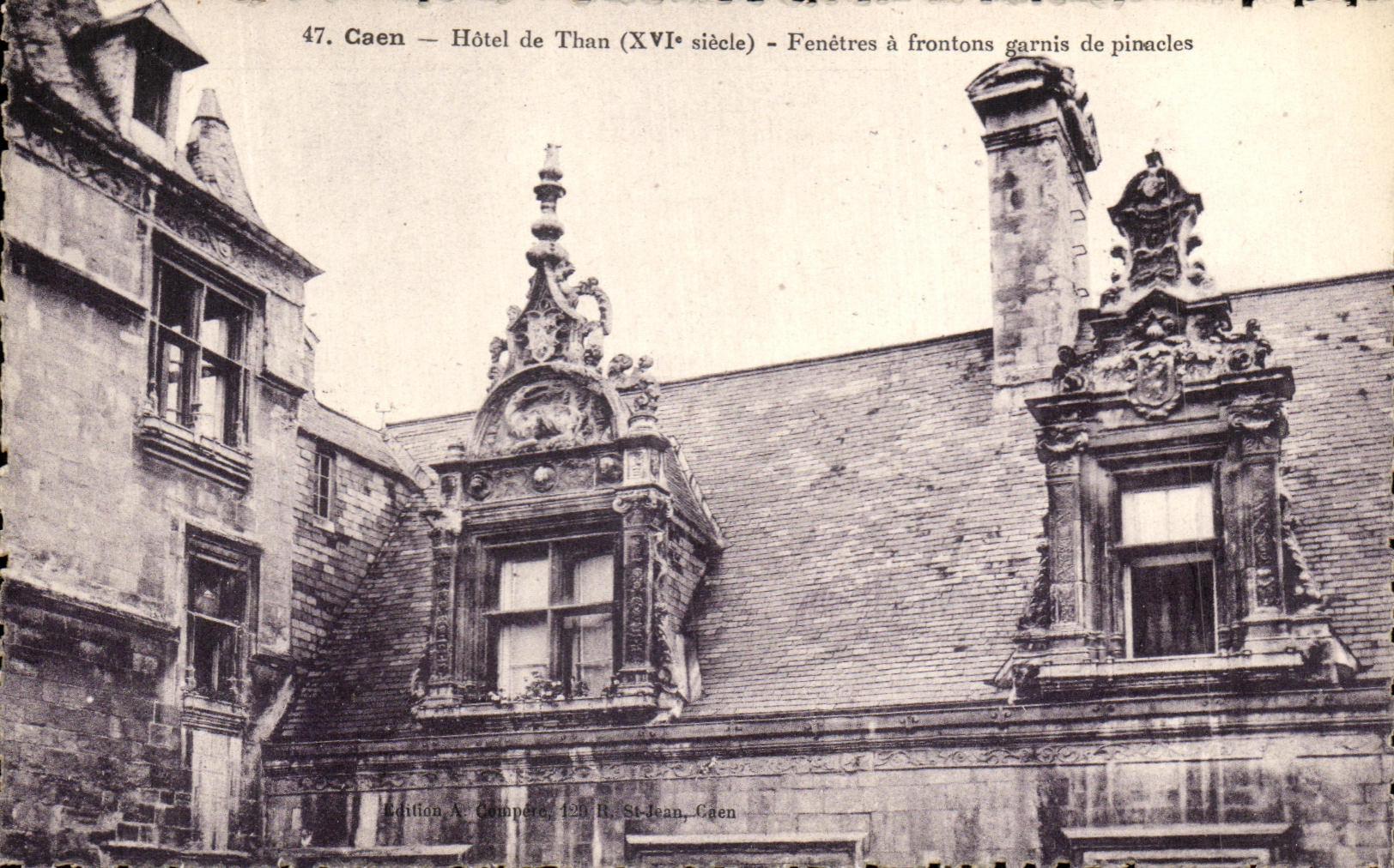 Caen — Hôtel de Than (XVIe siècle) — Fenêtres à frontons garnis de pinacles