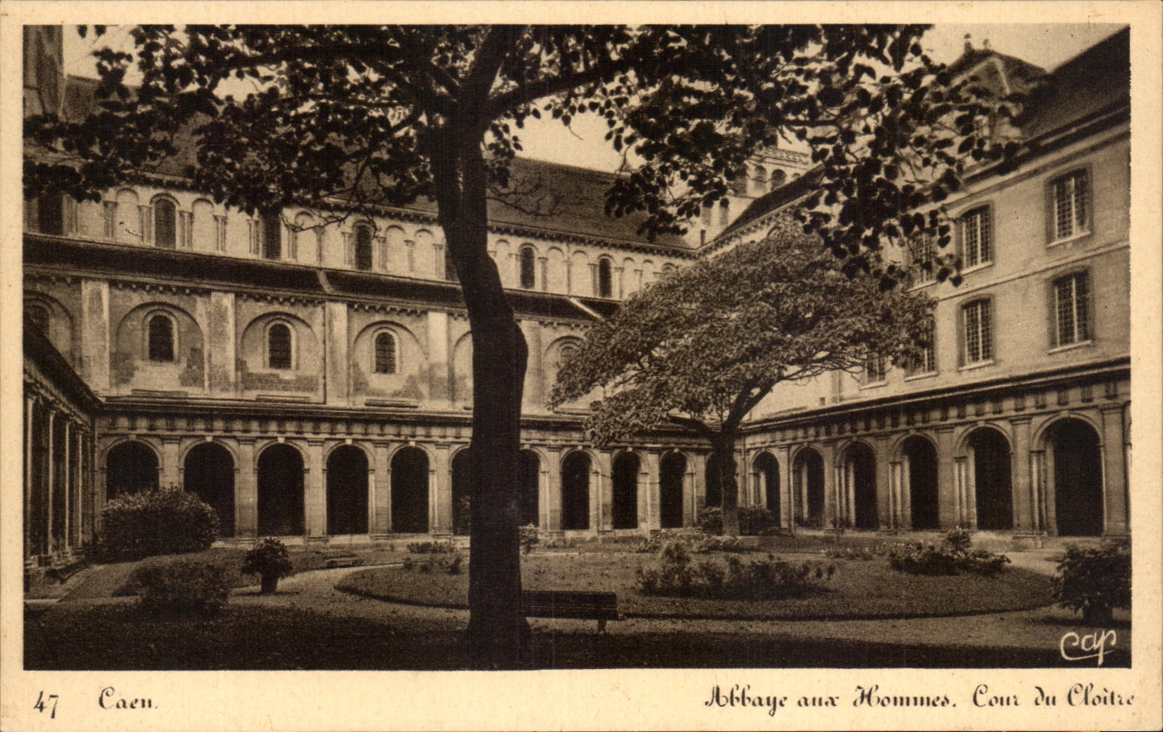 CPA Caen Abbaye aux Hommes Cour du cloitre