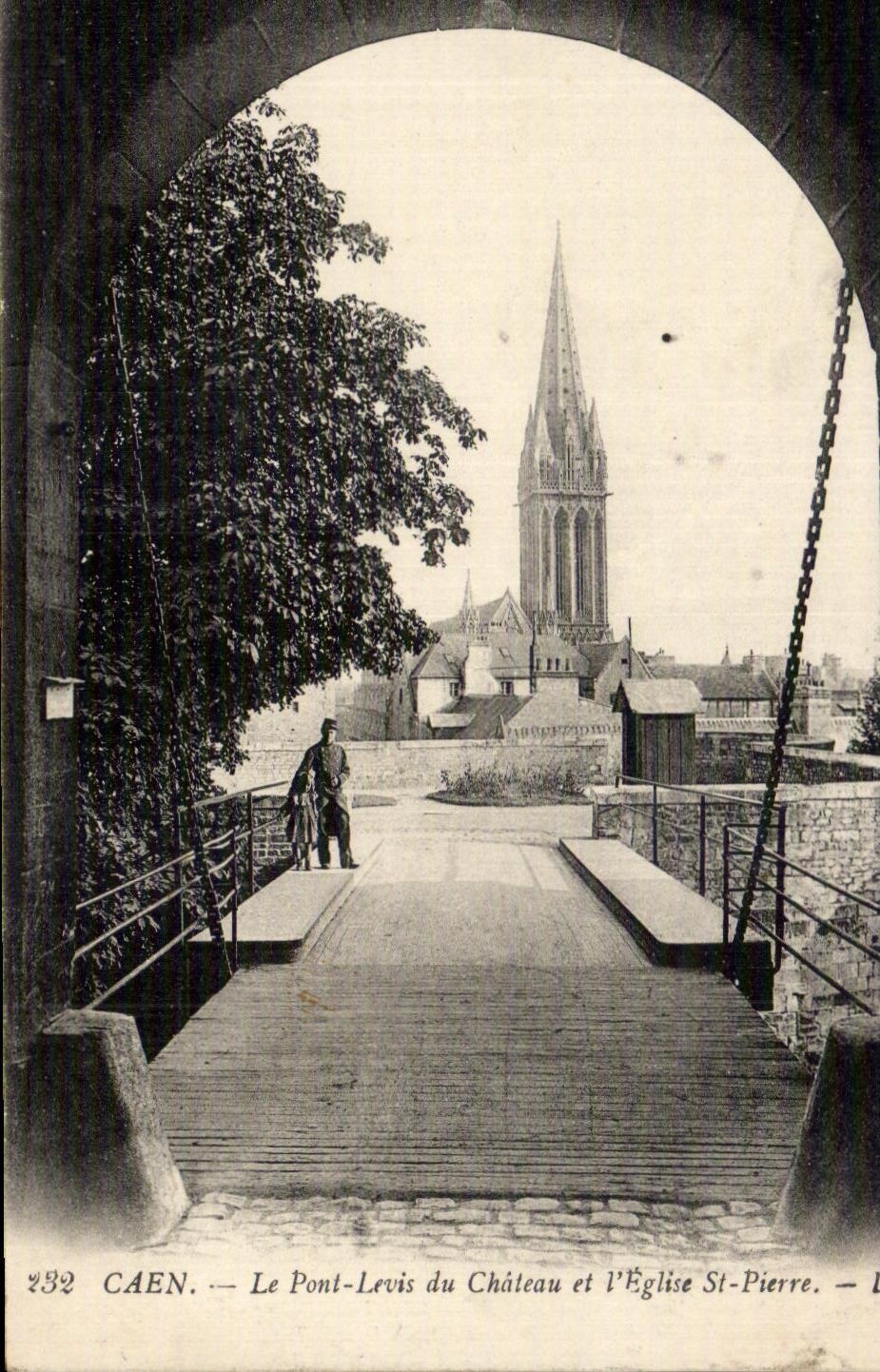 CPA Caen Le Pont du Chateau et l'Eglise et Pierre