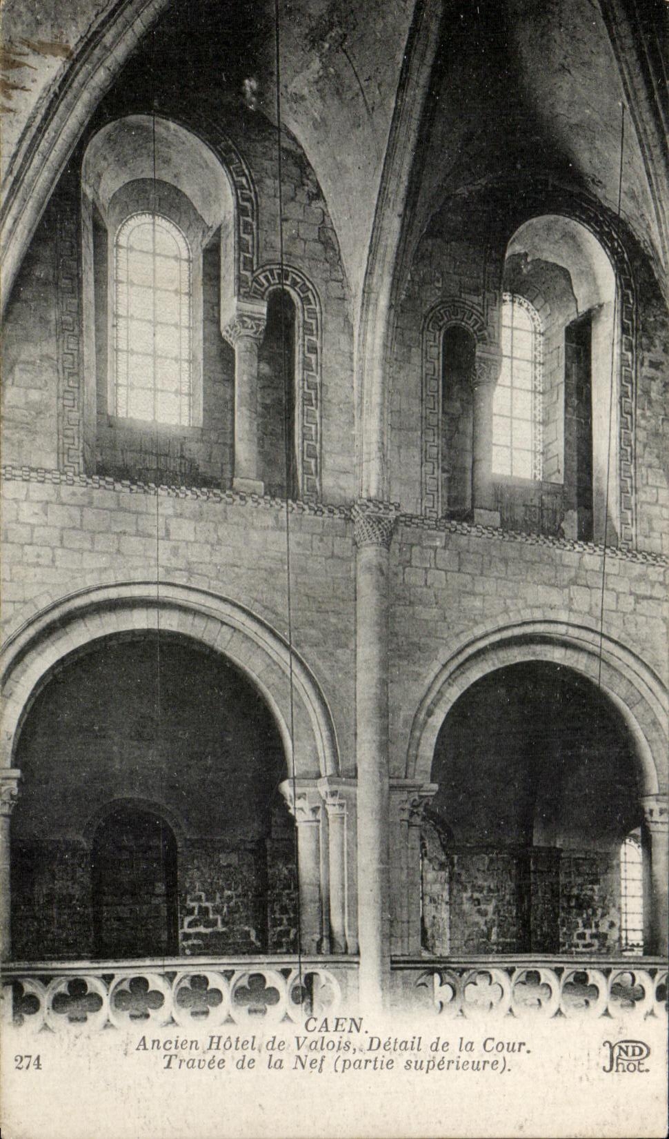 Ancien Hôtel de Valois, Détail de la Cour — Travée de la Nef (partie supérieure) — JND Phot.