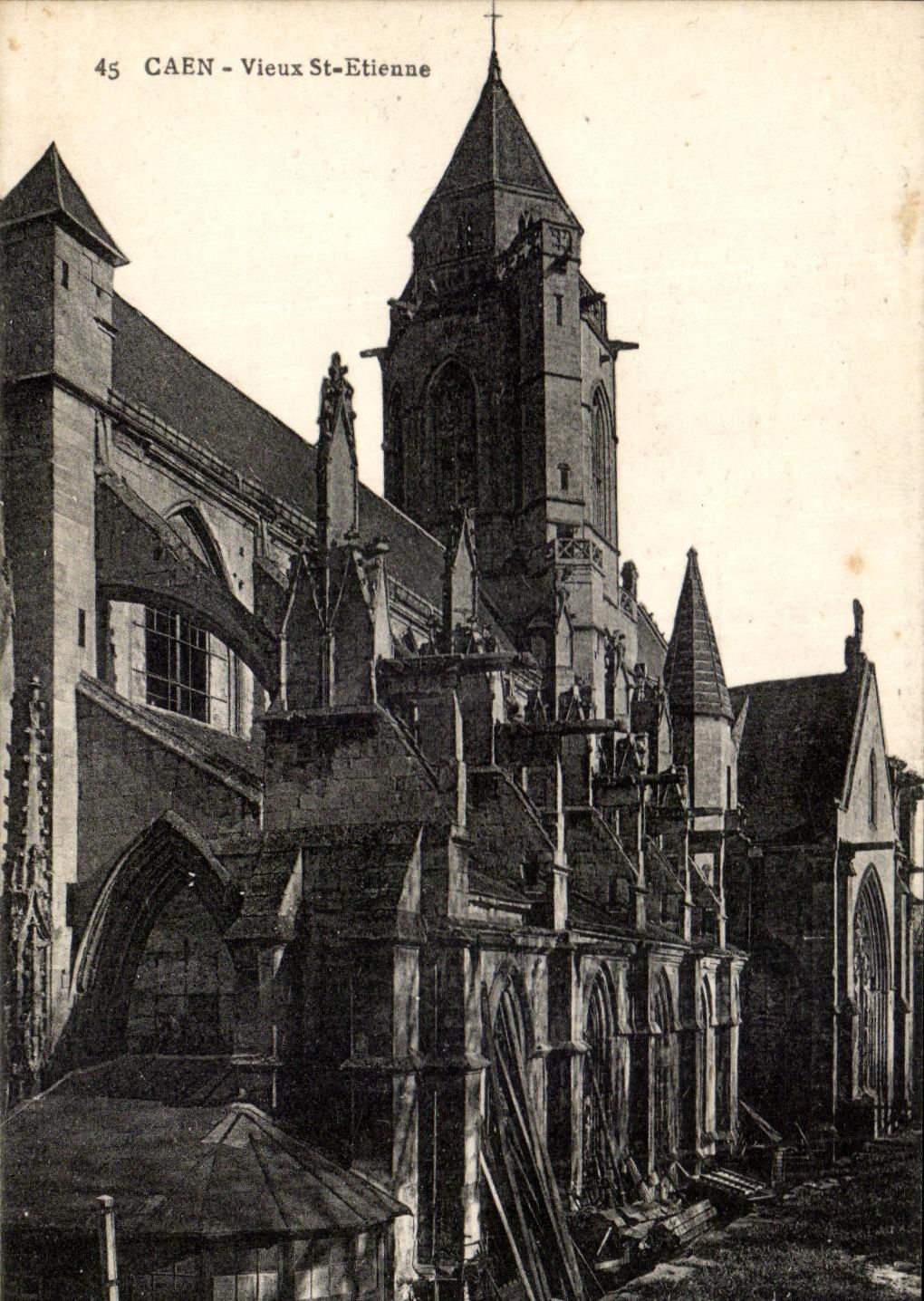 CAEN - Vieux St-Etienne — vue de l'église — série 45