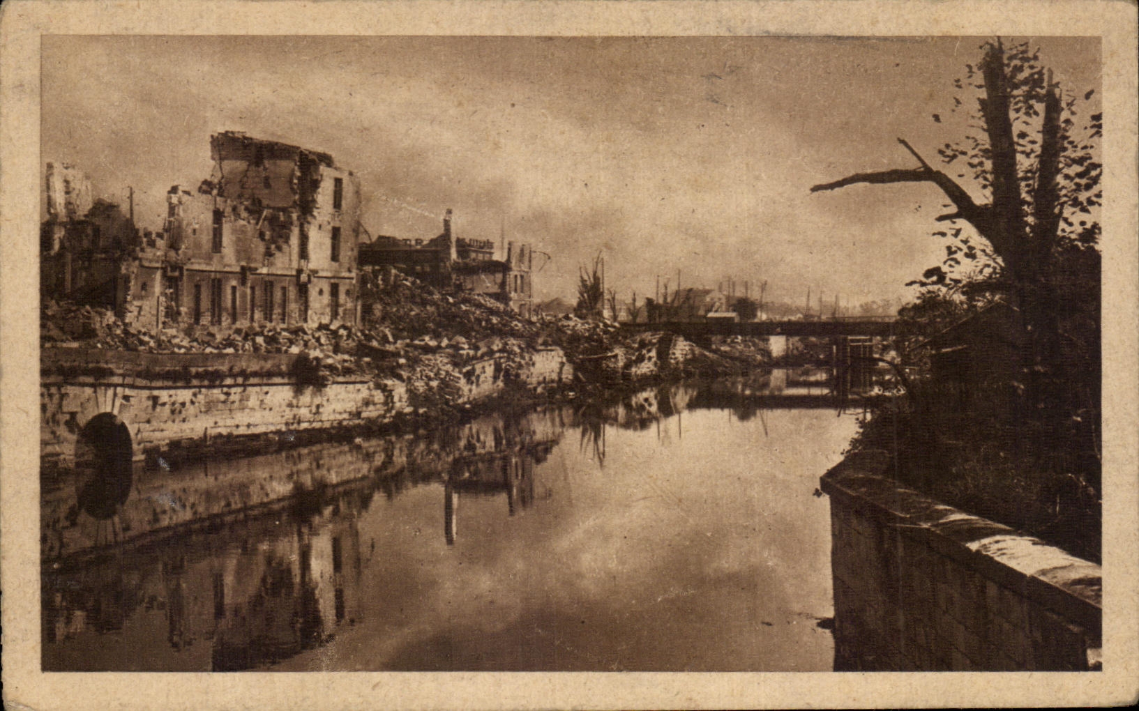 CPA Caen Les bords de l'Orne casemes Hamelin et pont de Vaucelles Militaria 