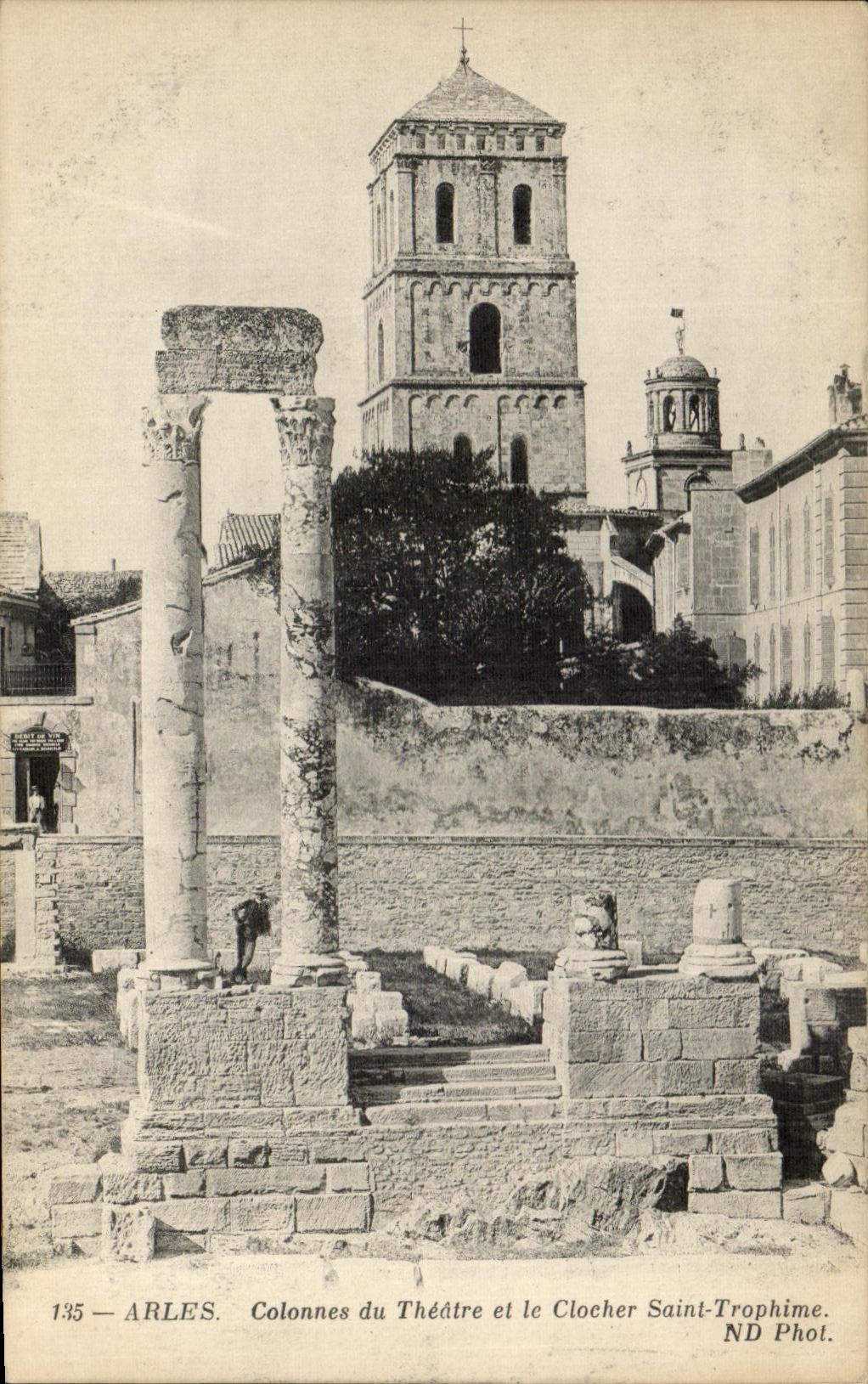 CPA Arles Colonnes du Theatre et le Clocher Saint Trophime