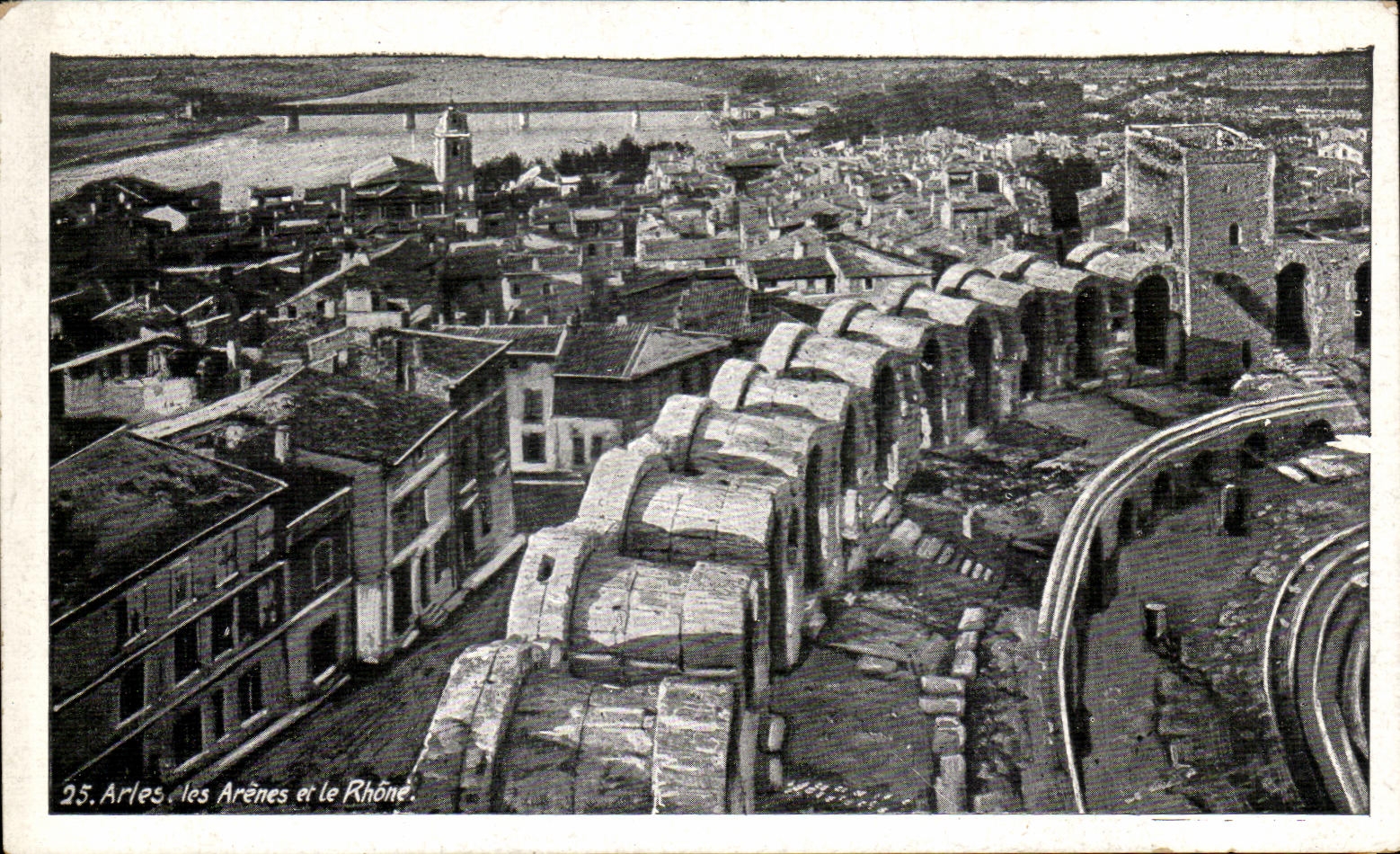 CPA Arles Les Arenes Et Le Rhone