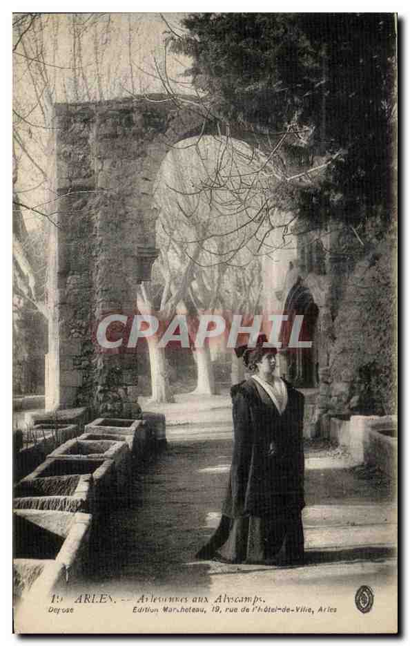 CPA Arles Arlesiennes aux Alyscamps Folklore Costume