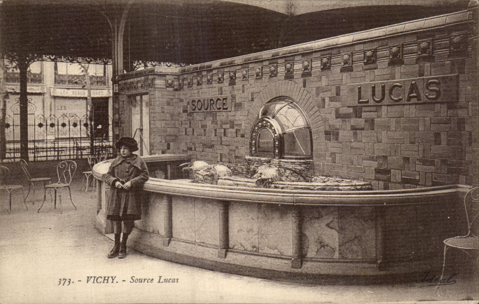 CPA Vichy Source Lucas