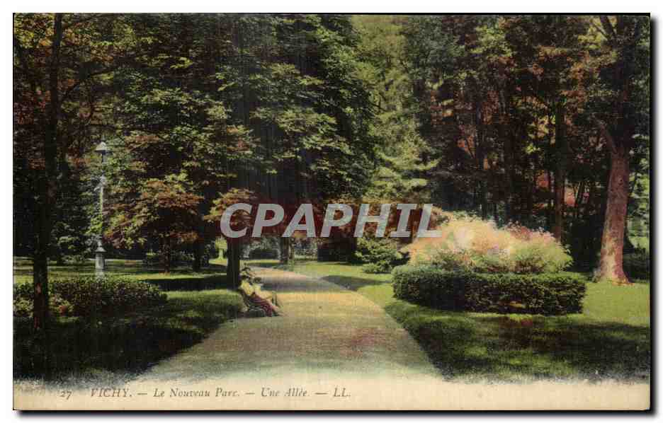 CPA Vichy La Nouveau Parc Une Allee