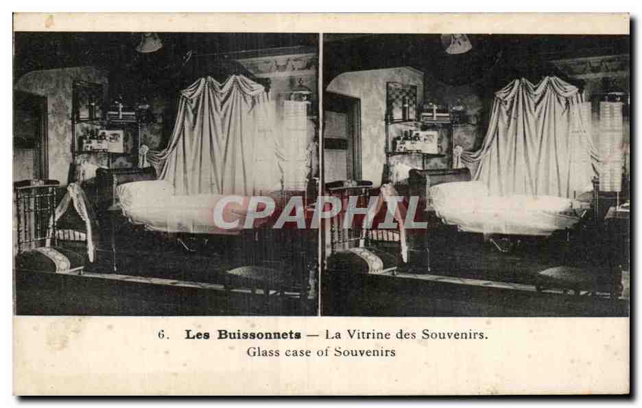 Les Buissonnets — La Vitrine des Souvenirs — Glass case of Souvenirs
