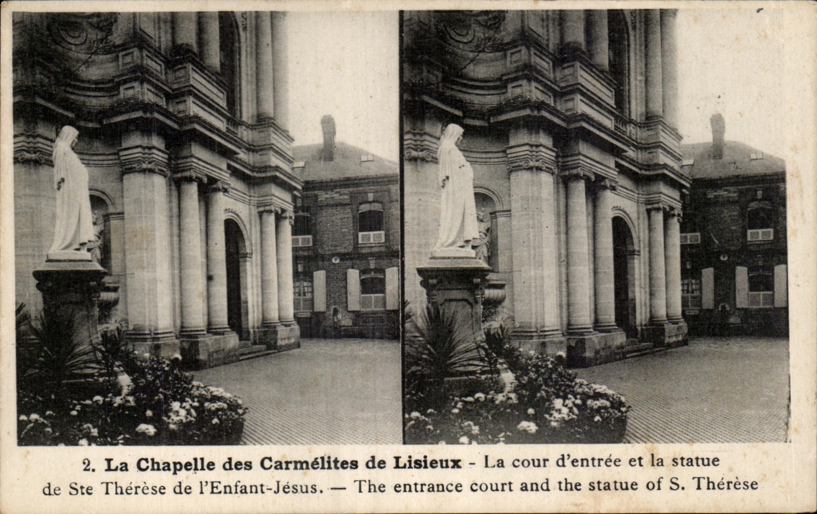 La Chapelle des Carmélites de Lisieux — La cour d'entrée et la statue de Ste Thérèse de l'Enfant-Jésus