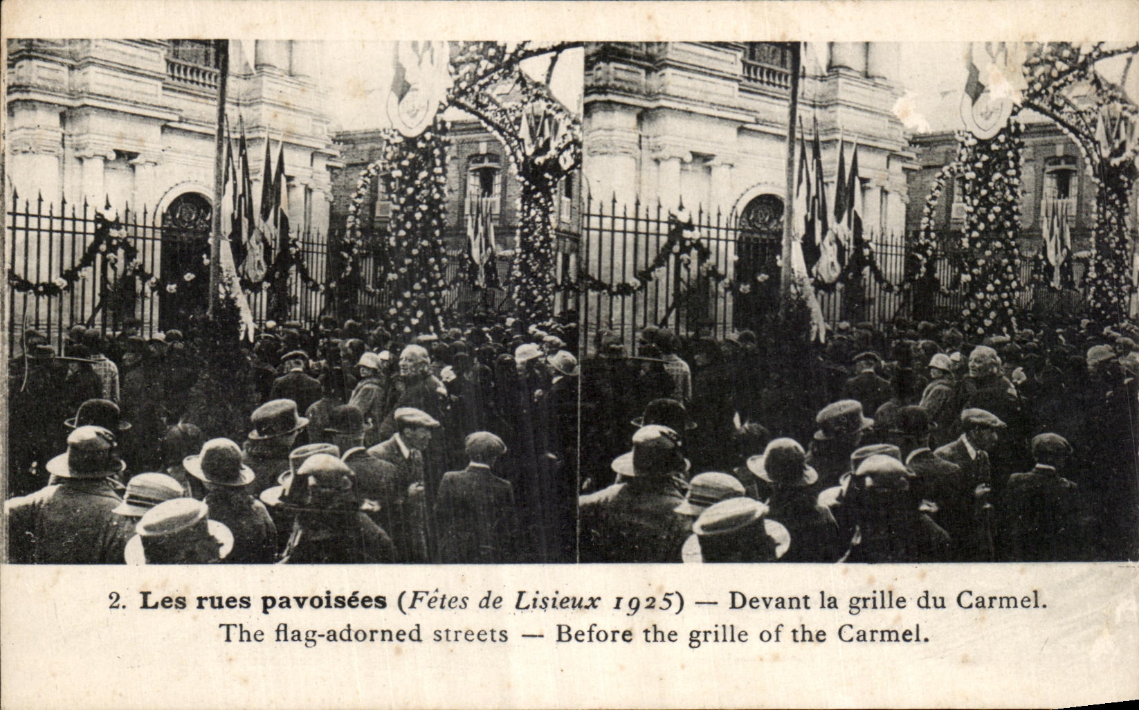 CPA Les rues pavoisees Lisieux Devant la grille du Carmel 30 septembre 1925