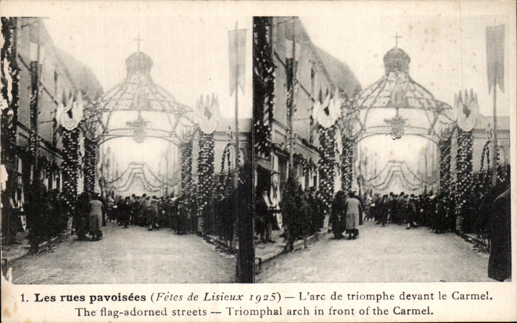 CPA Les rues pavoisees Lisieux L'arc de triomphe devant le Carmel 30 septembre 1925