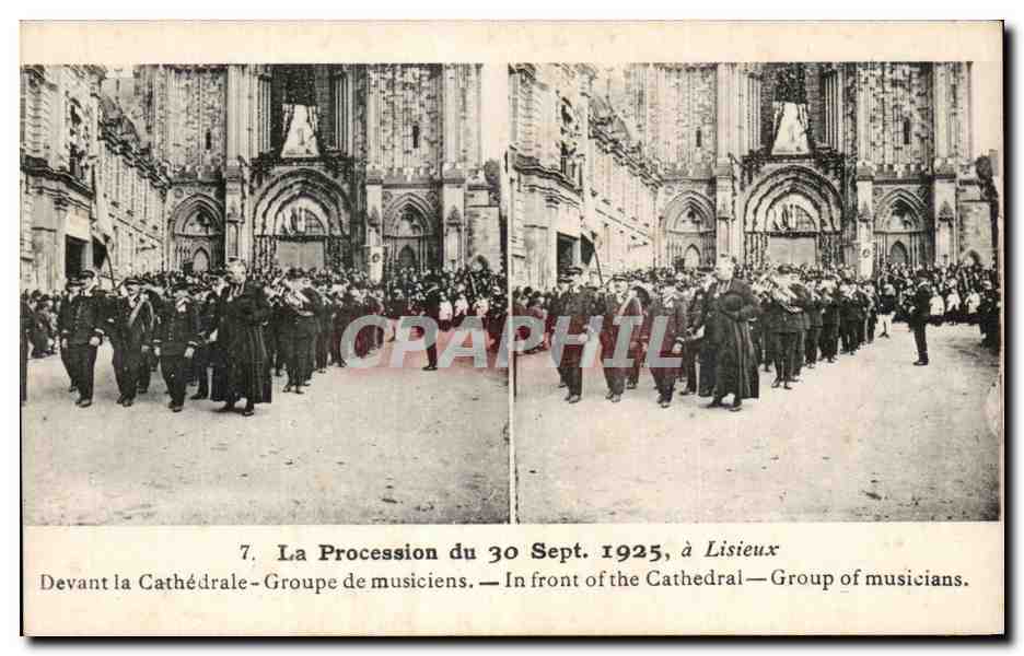 CPA la Procession Devant la Cathedrale Groupe de musiciens In front of the Cathedral Group of musicians
