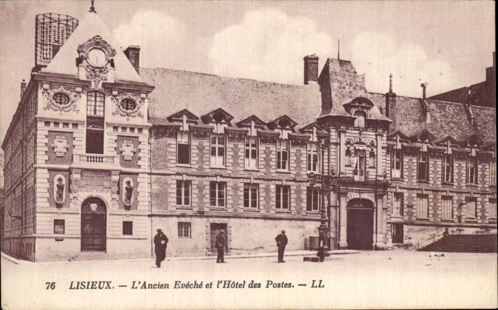 Lisieux — Das Alte Bischofsschloss und das Postamt — LL