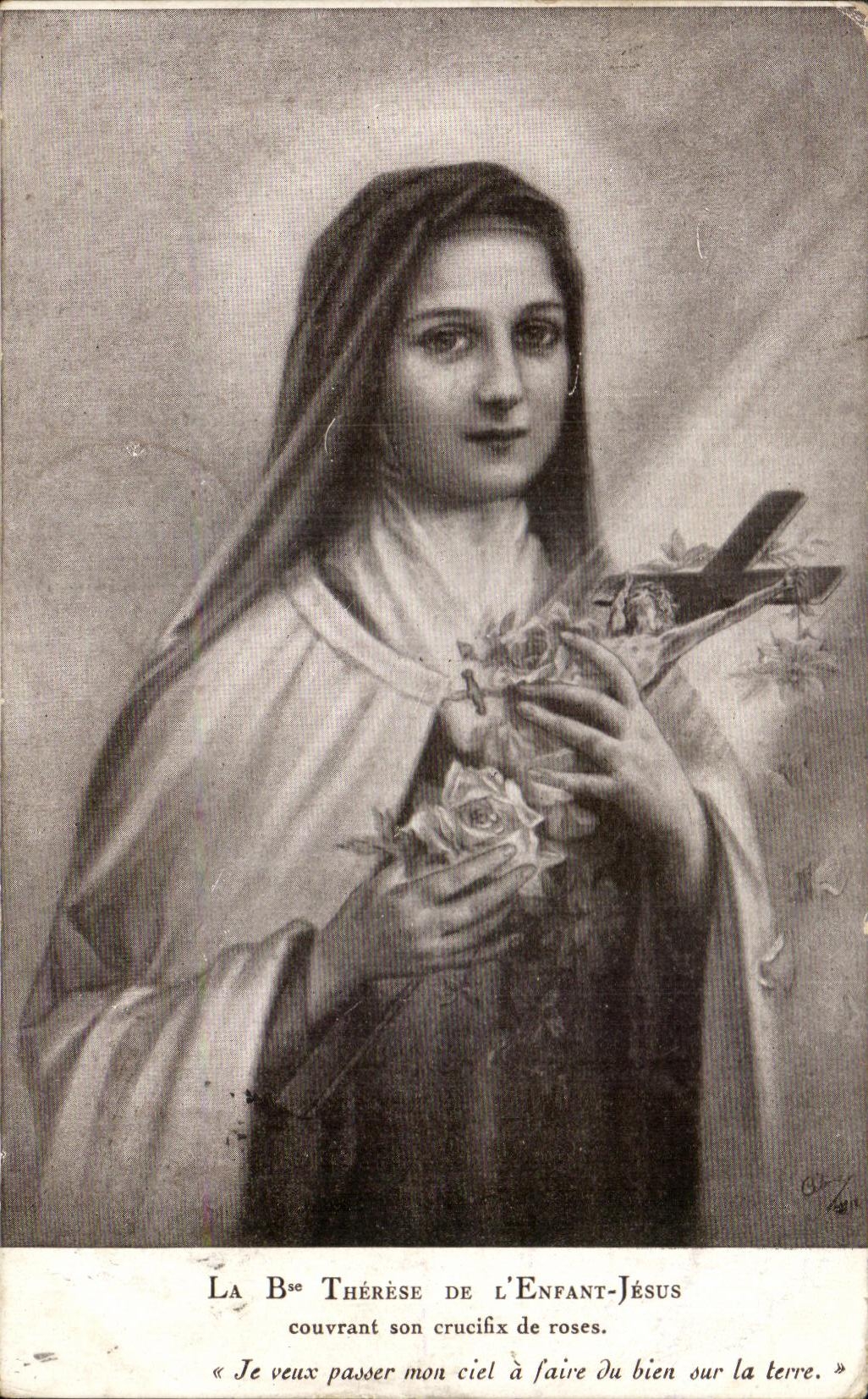 CPA La Bce Therese De L'enfant Jesus couvrant son crucifix de roses Je veux passer mon ciel a faire Bernadette