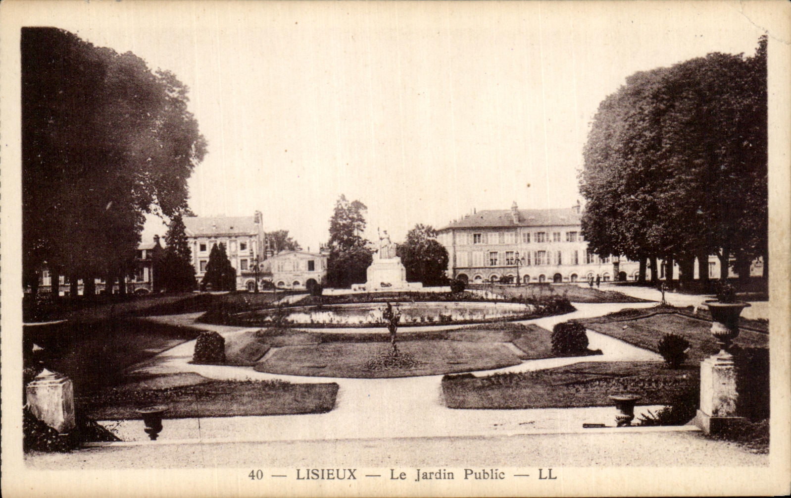 CPA Lisieux Le Jardin Public