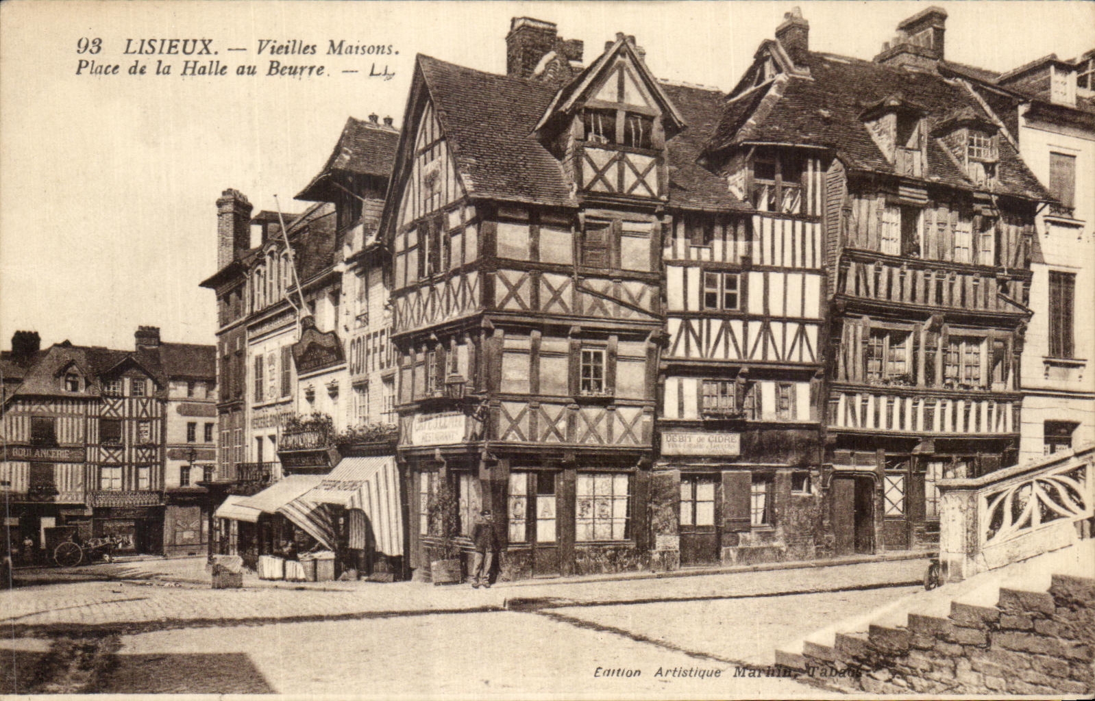 CPA Lisieux Vieilles Maisons Place de la Halle au Beurre