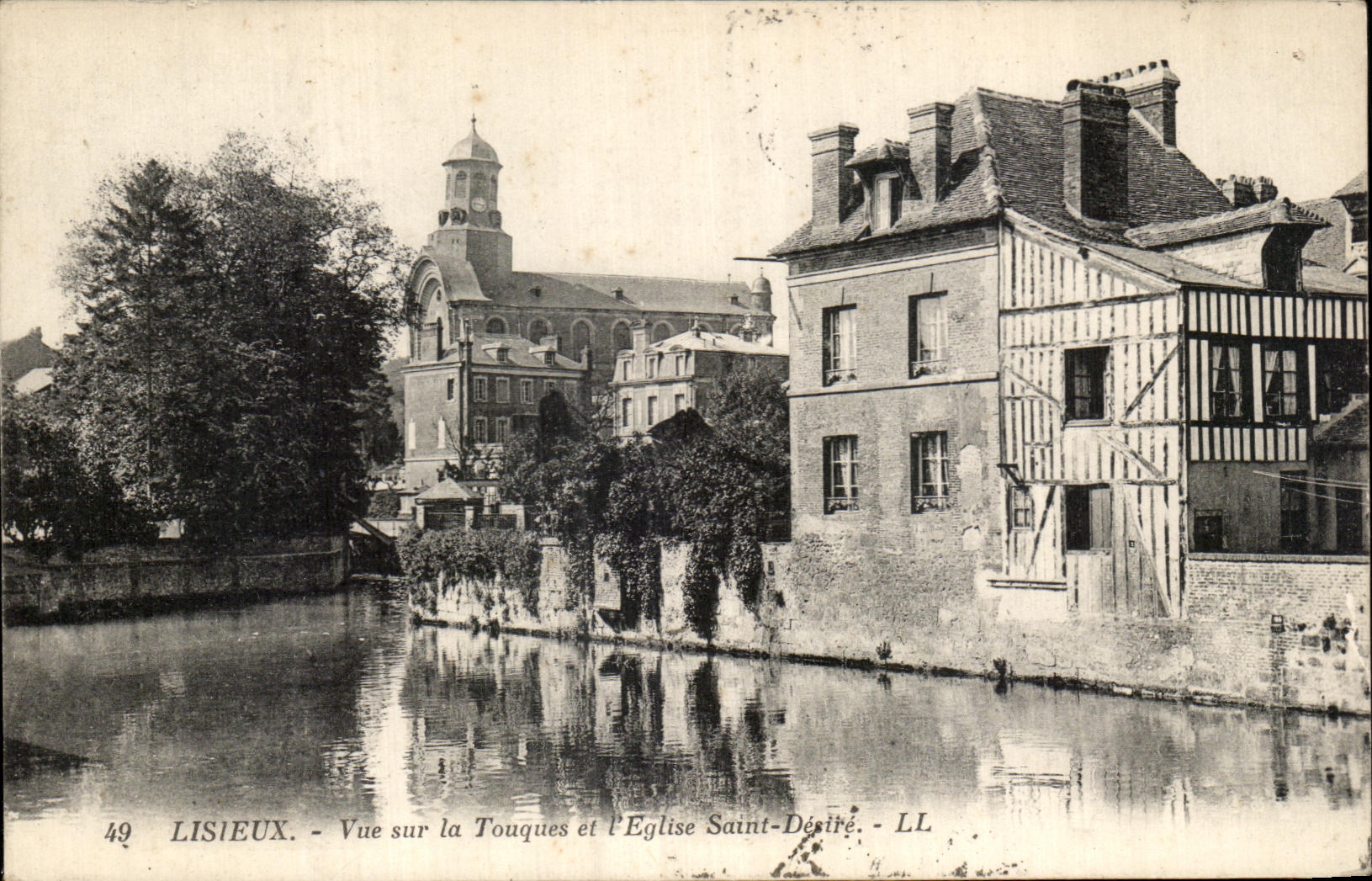 CPA Lisieux Vue sur la Touques et l'Eglise Saint Desire