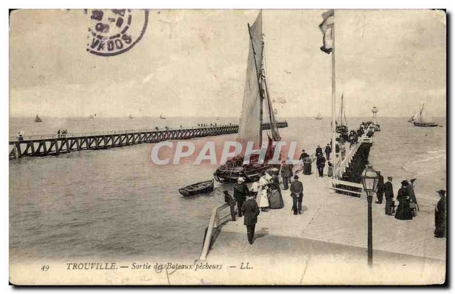 CPA Trouville Sortie Des Bateaux Pecheus Bateaux