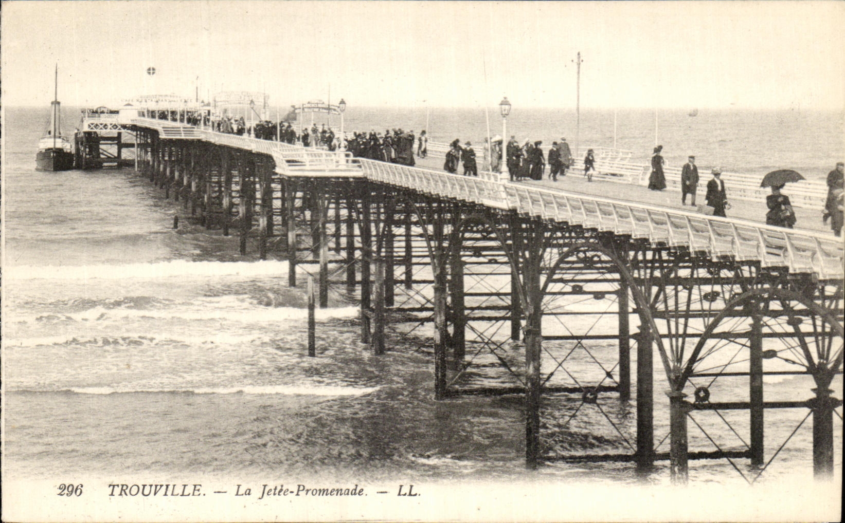 CPA Trouville La Jetee Promenade