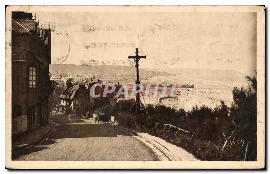 Vue de Lisieux — Croix de chemin sur route — Éditions d'Art Yvonne Peris