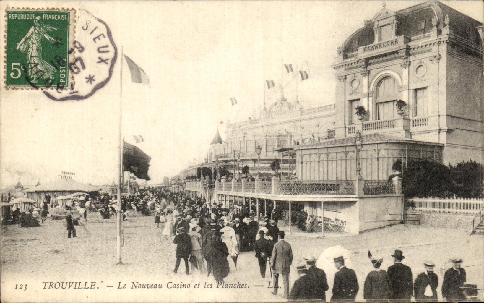 Trouville — Le Nouveau Casino et les Planches — LL. — n°123