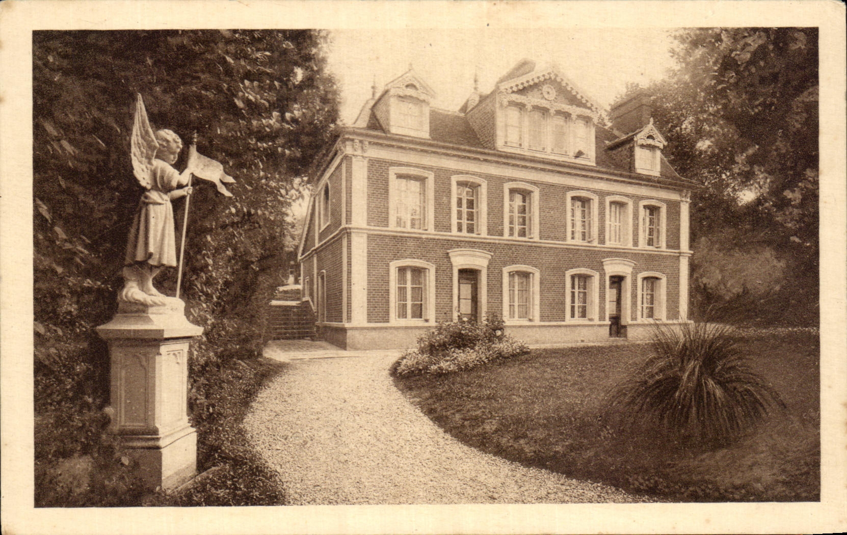 Les « Buissonnets » — Façade d'entrée — Éditeur CPAPHIL