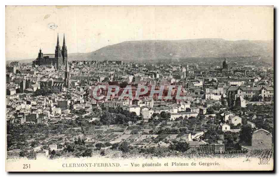 CPA Clermont Ferrand Vue Generale et Plateau de Gergovie