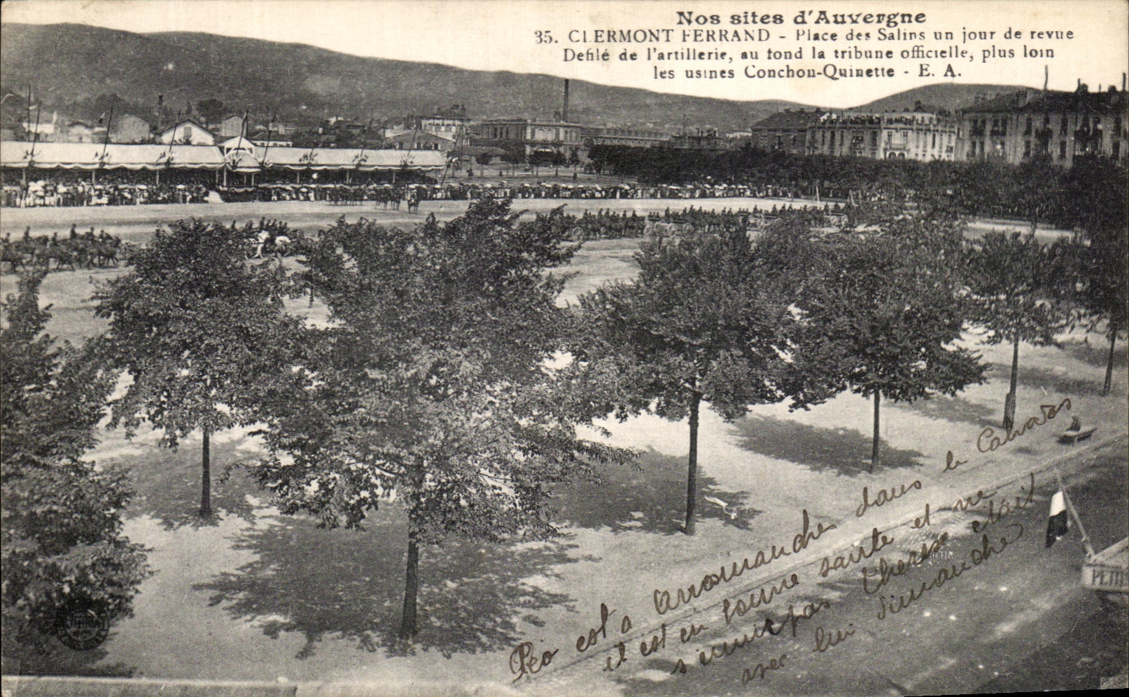 CPA Nos sites d'Auvergne Clermont Ferrand Place des Dalins un jour de revue Defile de l'artillerie Militaria 