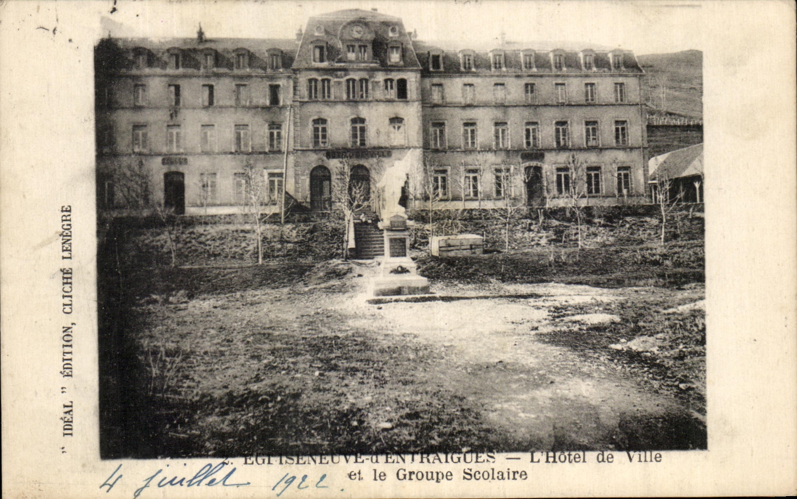 Égliseneuve-d'Entragues — L'Hôtel de Ville et le Groupe Scolaire