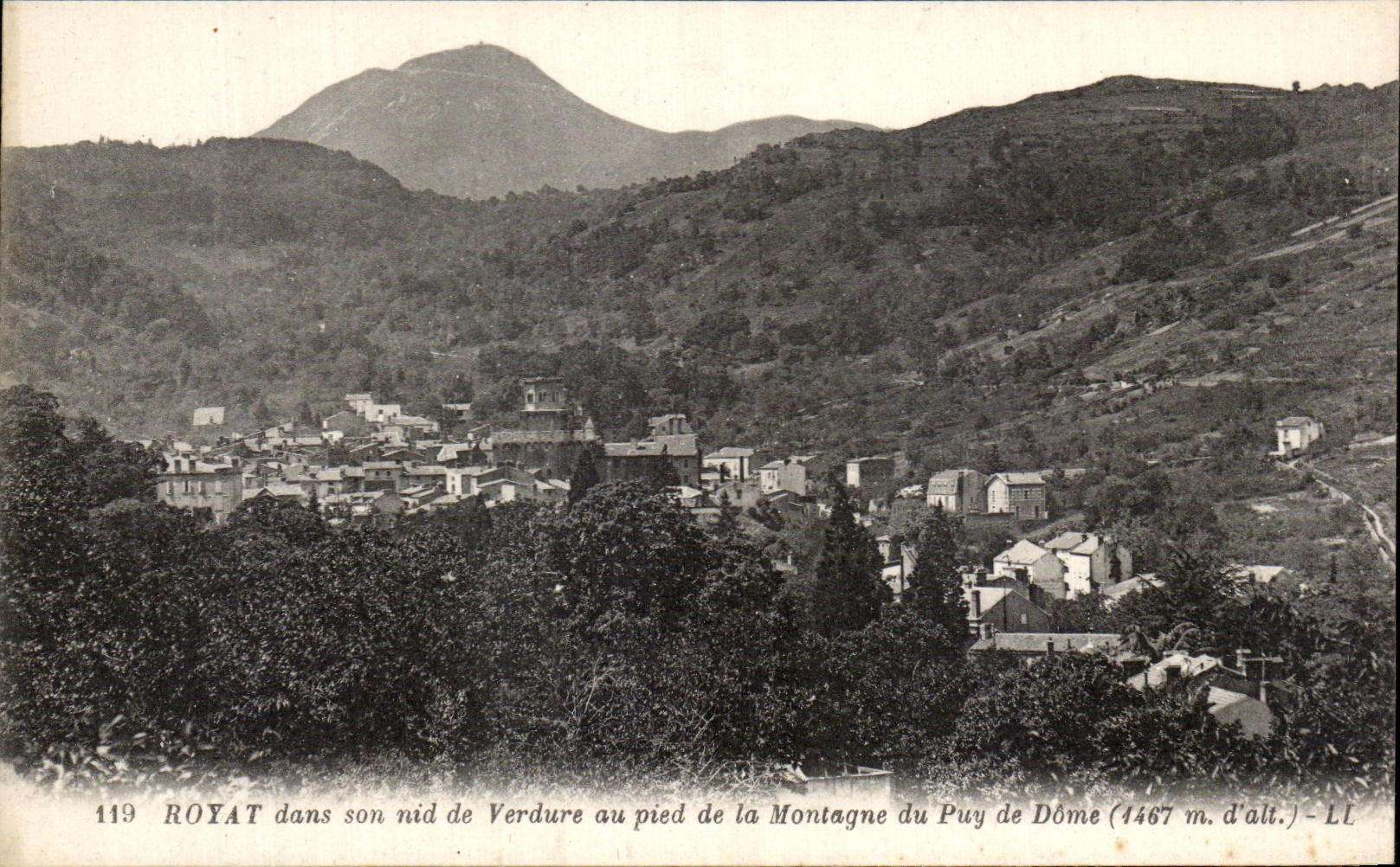 Royat dans son nid de verdure au pied de la montagne du Puy de Dôme (1467 m.d'alt.) — LL — n° 119