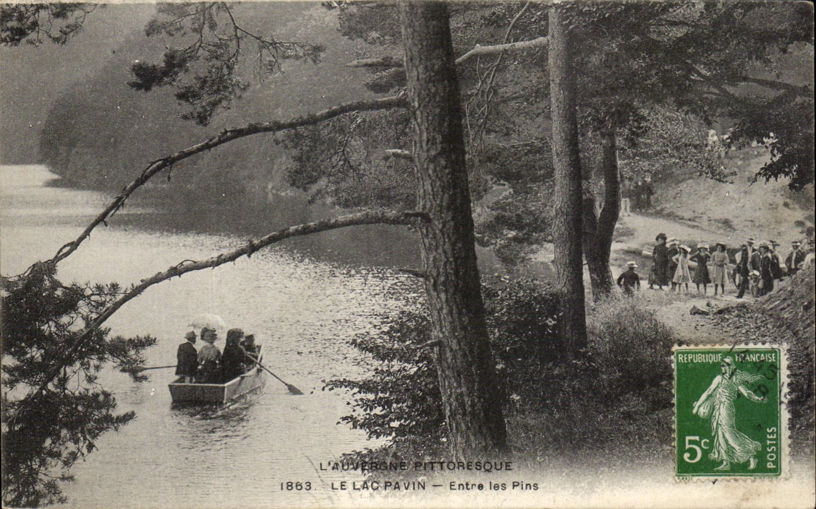 Le Lac Pavin — Entre les Pins — L'Auvergne Pittoresque