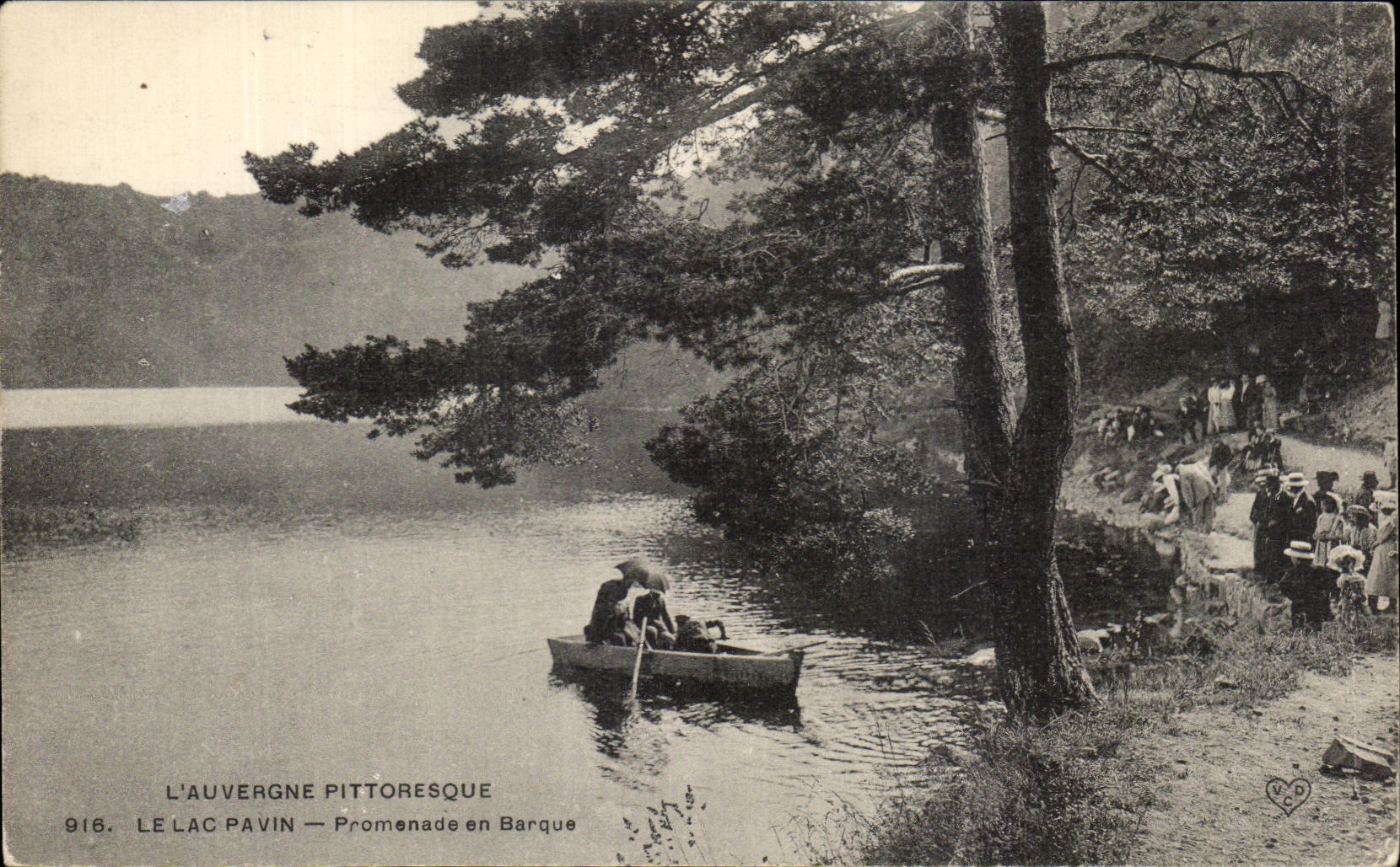 L'Auvergne pittoresque — Le Lac Pavin — Promenade en Barque — n°916