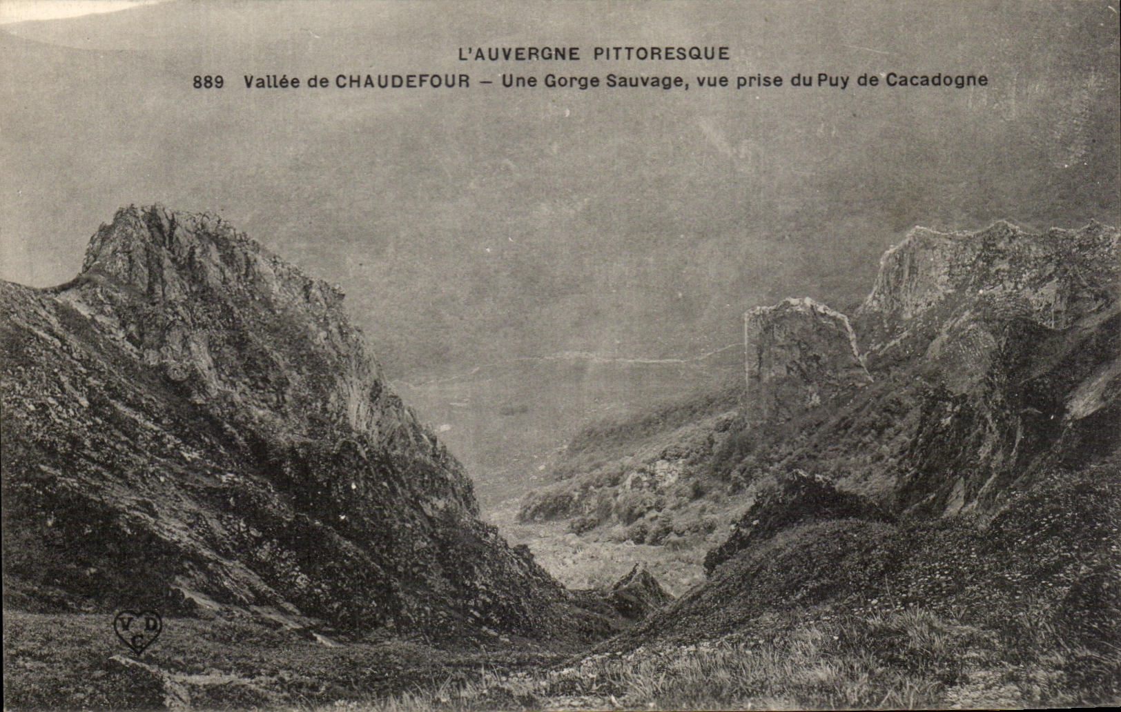 Vallée de Chaudefour — Une Gorge Sauvage, vue prise du Puy de Cacadogne — L'Auvergne pittoresque, n°889