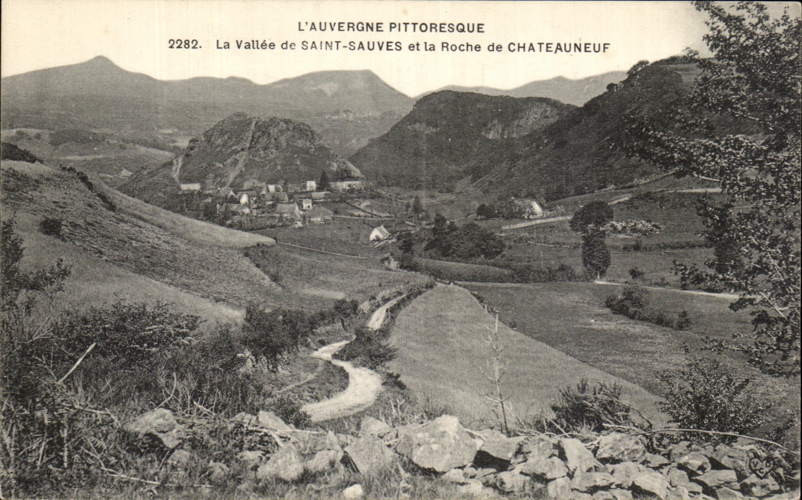 CPA L'Auvergne Pittoresque La Vallee de Saint Sauves et la Roche de Chateauneuf