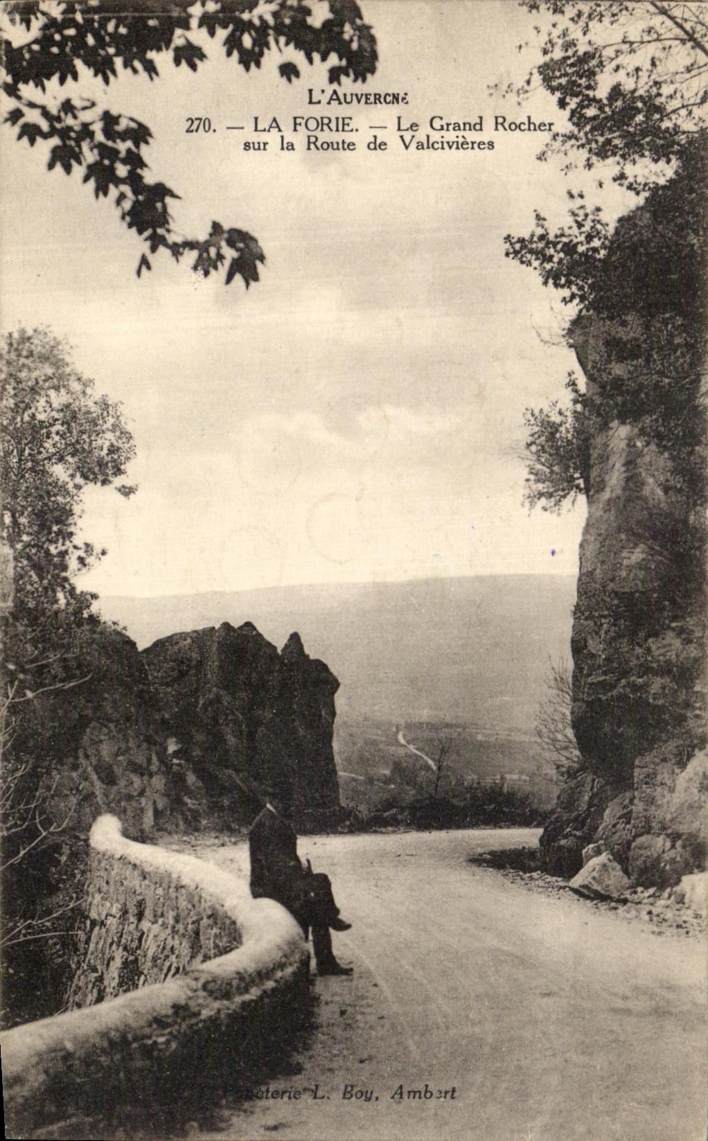 CPA L'Auvergne La Forie Le Grand Rocher sur la Route de Valcivieres