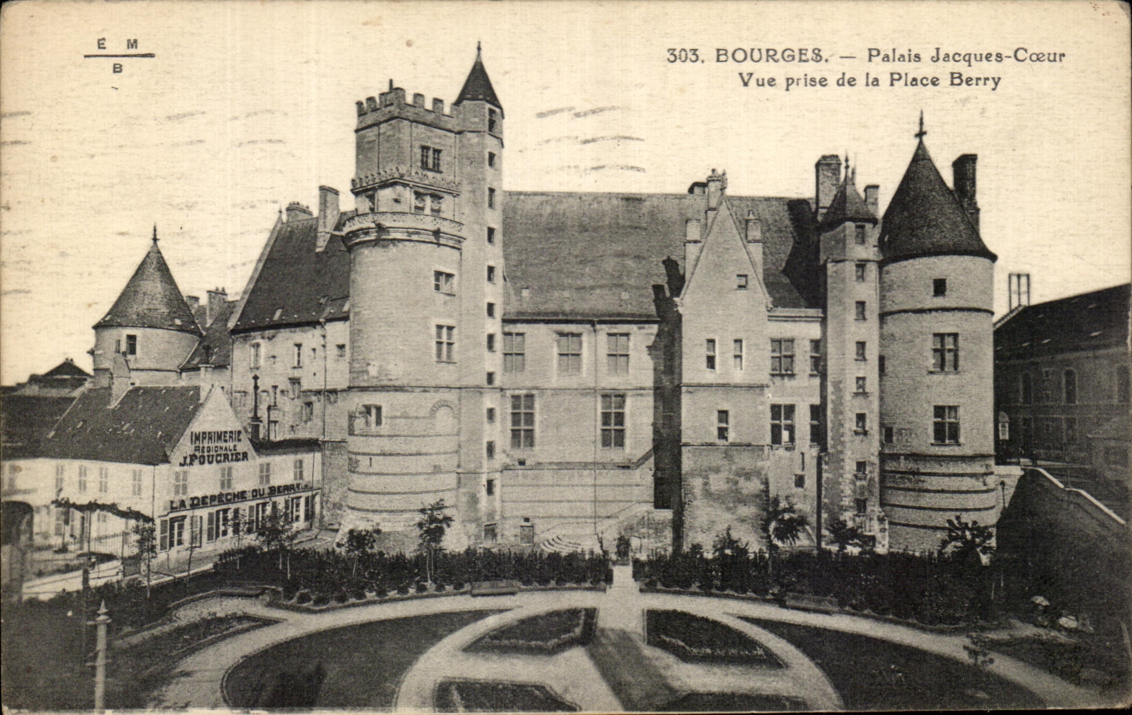 CPA Bourges Palais Jacques Coeur Vue prise de la Place Berry