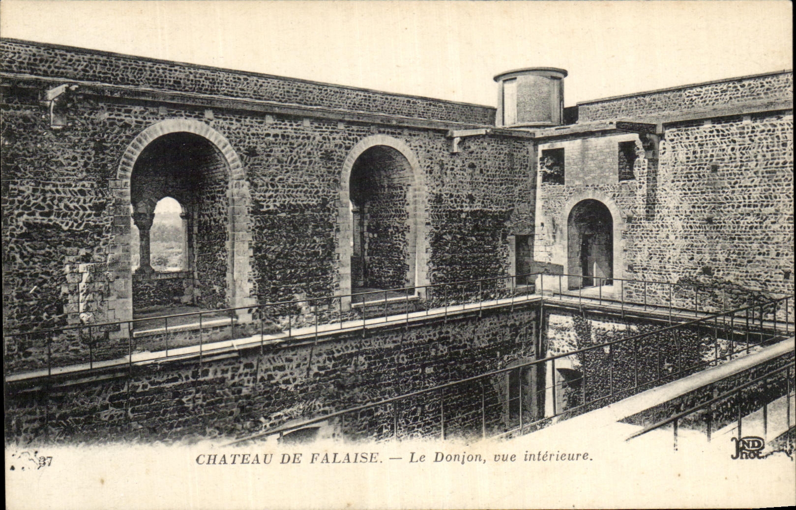 CPA Chateau De Falaise le Donjon Vue interieure