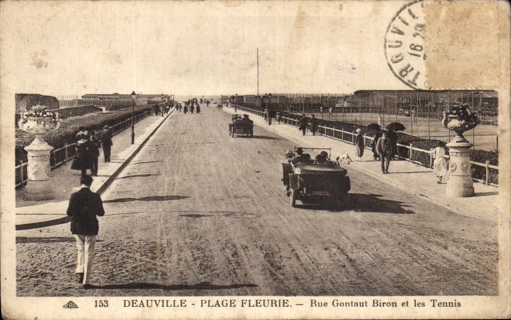 Deauville - Blütenstrand — Straße Gontaut Biron und die Tennisplätze