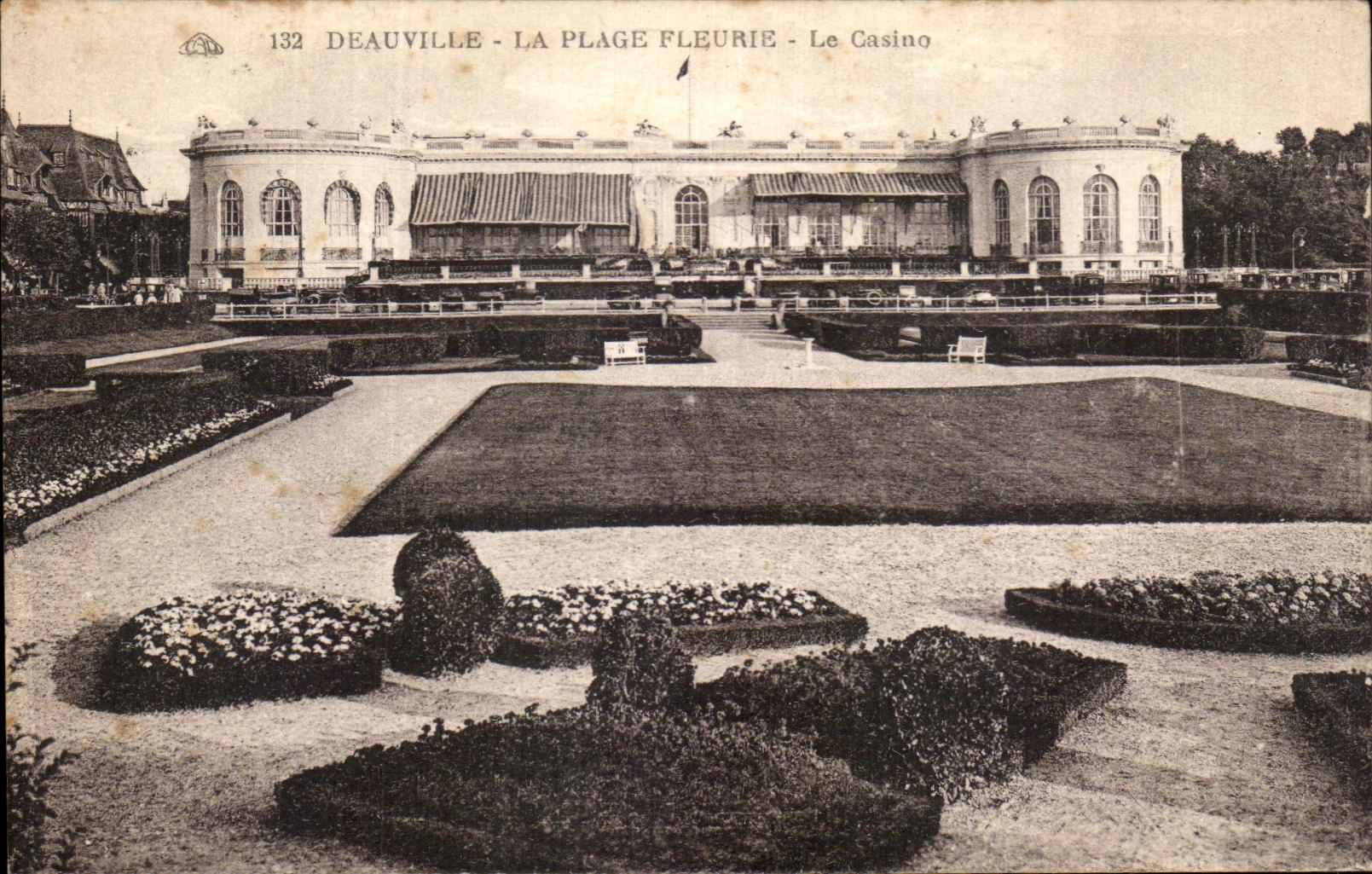 Deauville - La Plage Fleurie - Le Casino — CPA n°132, éditeur CPAPHIL