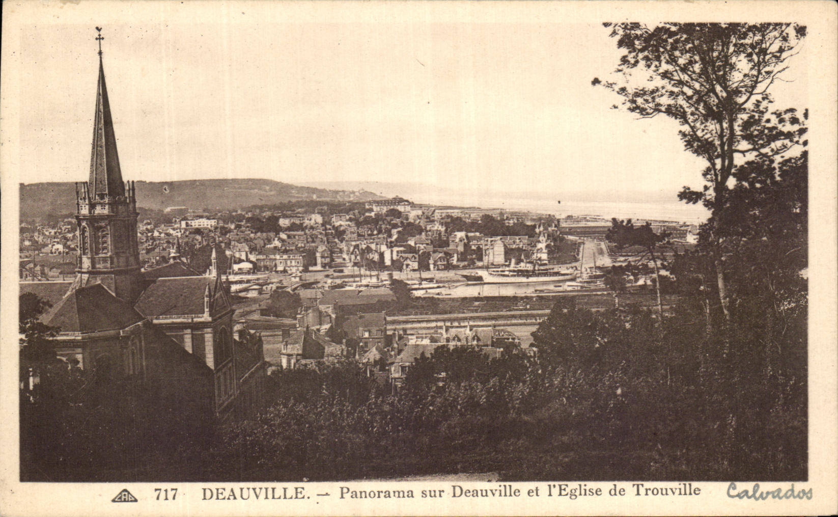 Deauville — Panorama von Deauville und die Kirche von Trouville — Calvados, n°717