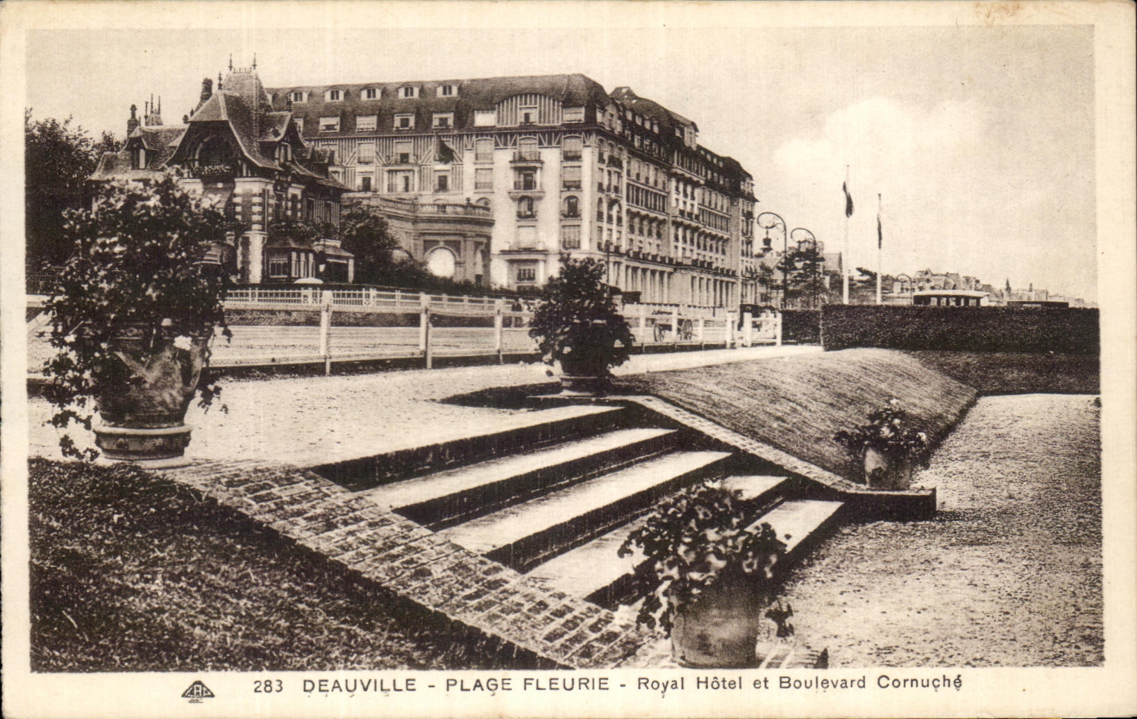 Deauville - Blütenstrand - Hotel Royal und Boulevard Cornuchoé — Antike Ansichtskarte n°283