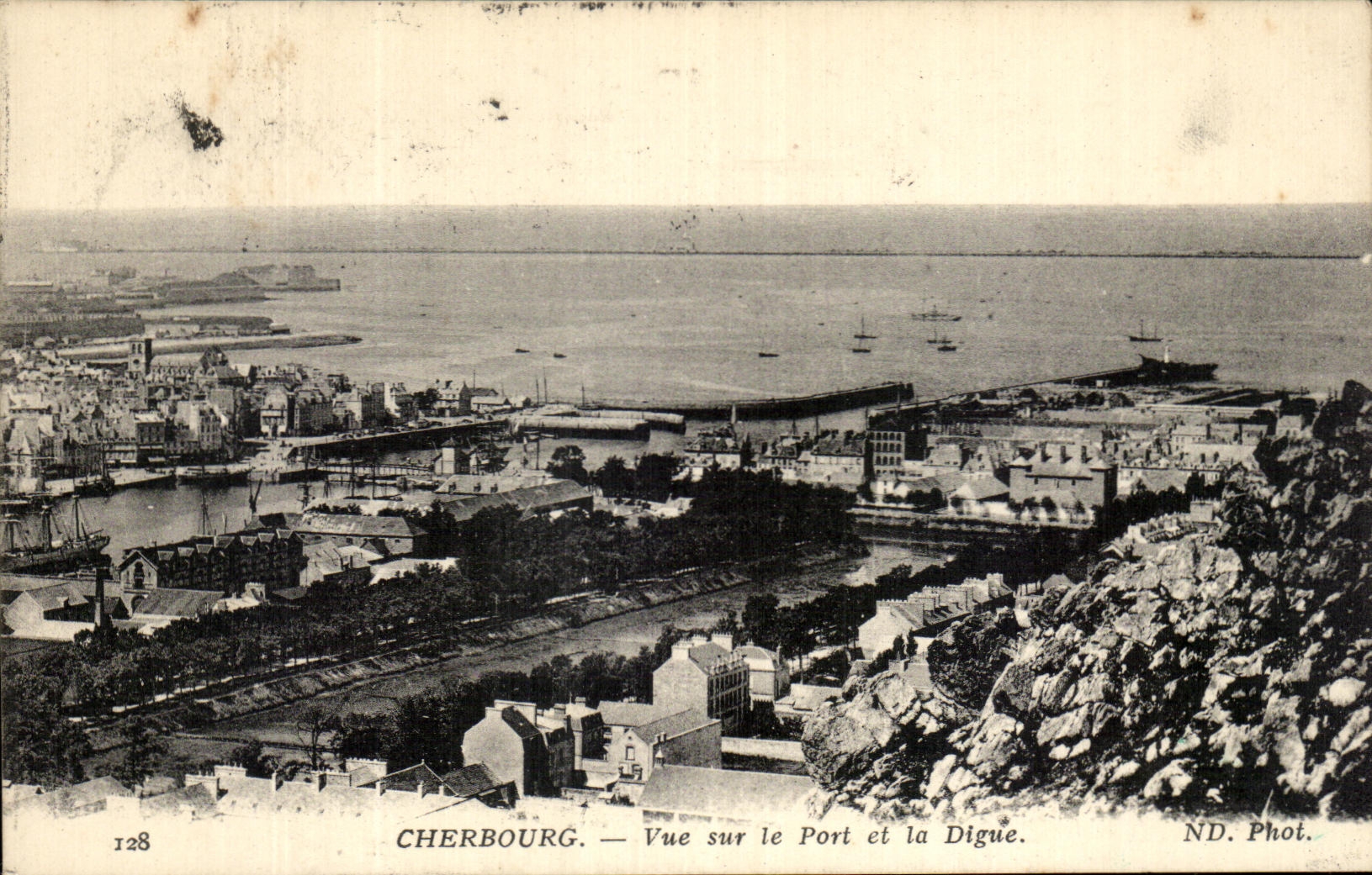 CPA Cherbourg Vue sur le Port et la Digue